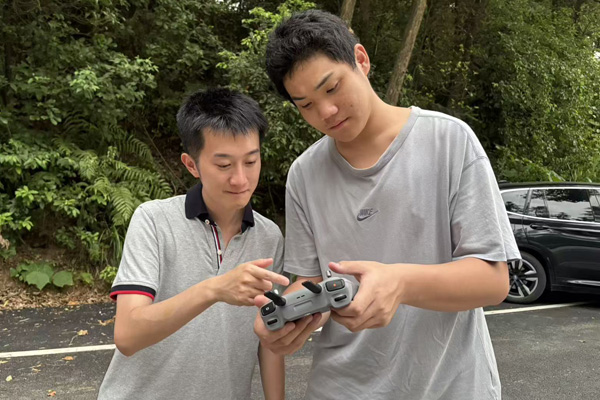 教师指导学生航拍。学校供图