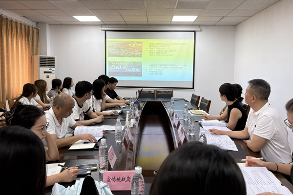 学生代表汇报实践成果。学校供图