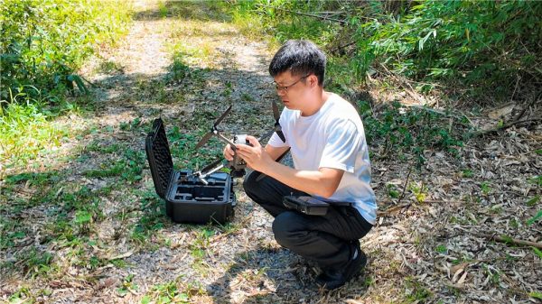 工作人員調試無人機。梁平區委宣傳部供圖