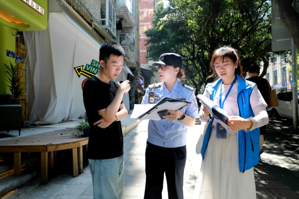 “塝上義警”隊伍上門進行宣傳。受訪者供圖