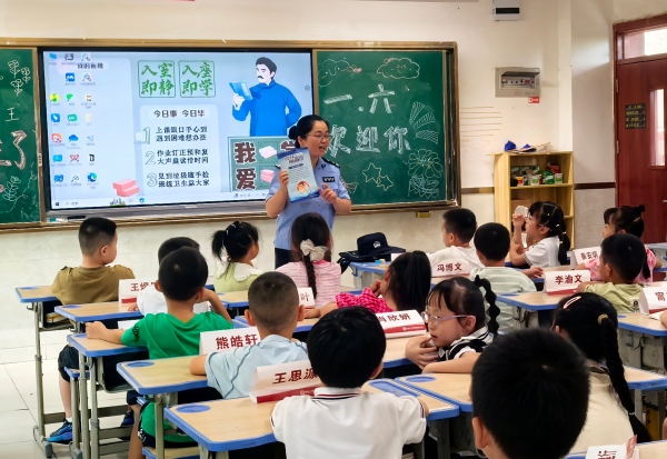 民警進校園開展防溺水宣傳。受訪者供圖