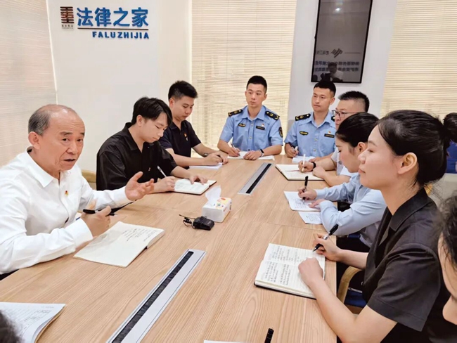 2026年8月7日上午，在重庆市两江新区观音桥街道富力海洋社区“小马工作室”，马善祥（左一）向来自各行各业的“小马”们传授工作经验。本刊记者孙进军摄