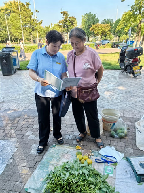 劉廷貴在為客戶講解合同條款。中國人壽壽險重慶市分公司供圖