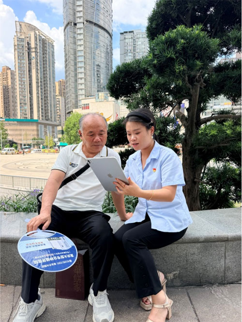 李偉為客戶進行保全變更服務。中國人壽壽險重慶市分公司供圖