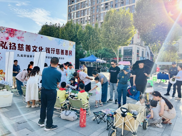 慈善義賣攤位。九龍街道供圖
