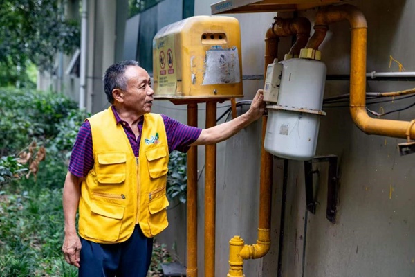 檢查燃氣表和管道。國網重慶市電力公司供圖