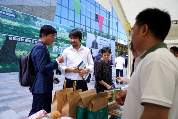 客商品尝云阳特产。云阳县委宣传部供图