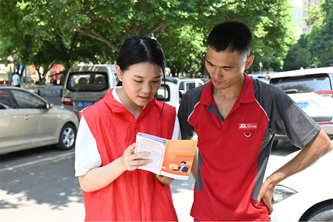 講解金融知識。平安產險重慶分公司供圖