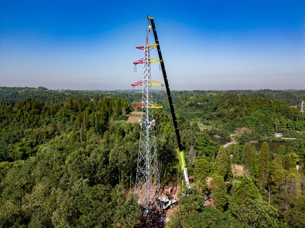 110千伏獅子林輸變電工程配套線路架設現場。國網重慶永川供電公司供圖