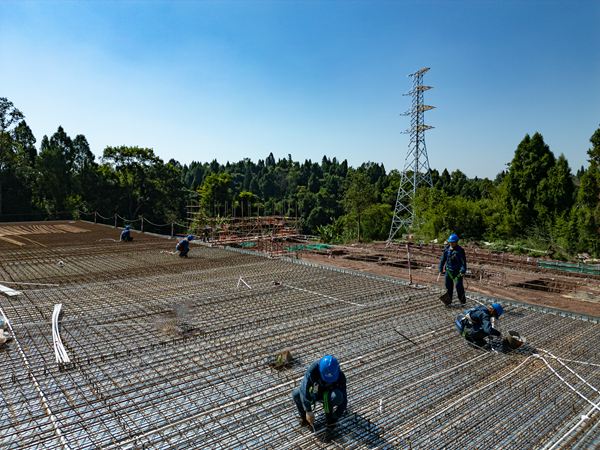 110千伏獅子林變電站建設現場，工人正進行鋼筋綁扎。國網重慶永川供電公司供圖