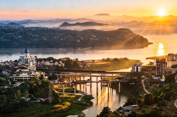 晨光下的小镇。景区供图
