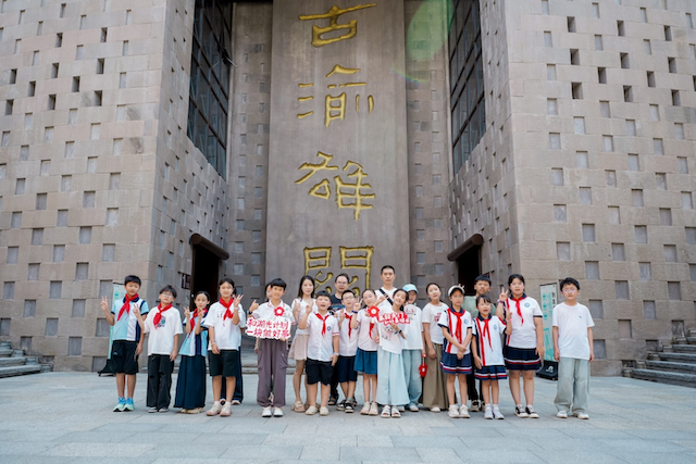 學生代表游覽朝天門。龍湖供圖