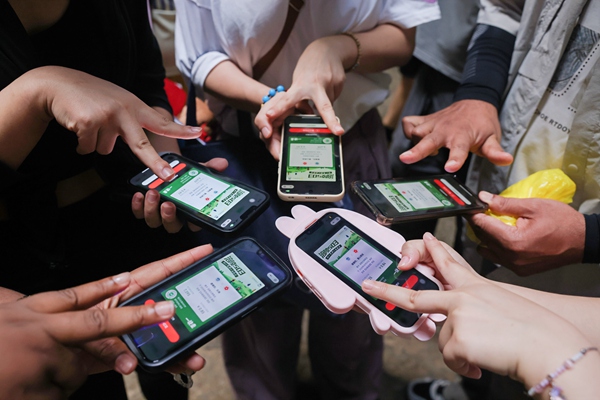志愿者们捐赠步数。主办方供图