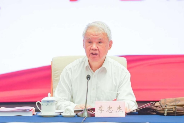 原中共中央党史研究室副主任李忠杰作主旨发言。罗云希摄