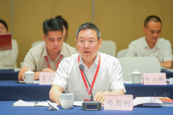 重庆大学马克思主义学院院长、教授冯颜利发言。罗云希摄