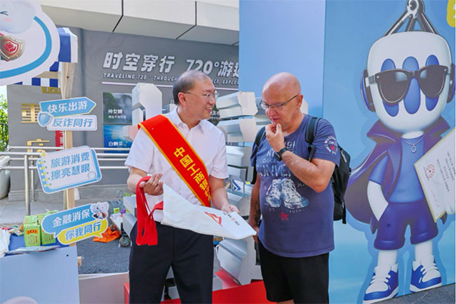 向外國友人介紹跨境支付。工行重慶市分行供圖