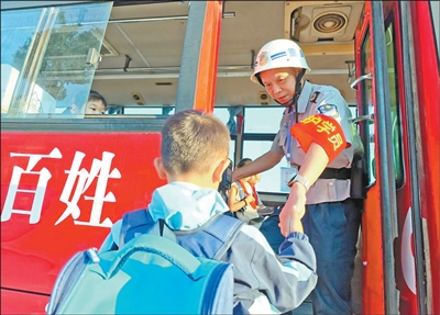 護學員引導學生上車。