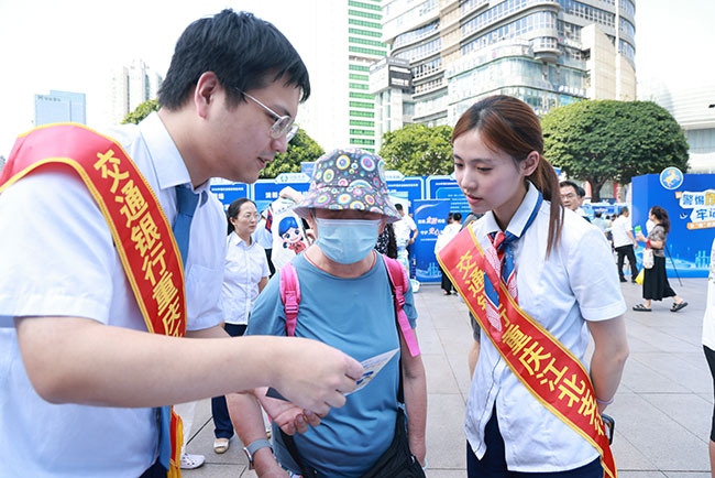 交行工作人员向市民普及金融知识。曾英豪摄
