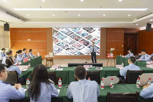    2025年世界读书日，市税务局举办经典税阅读书分享活动。图为青年代表正在分享阅读体会。市税务局供图