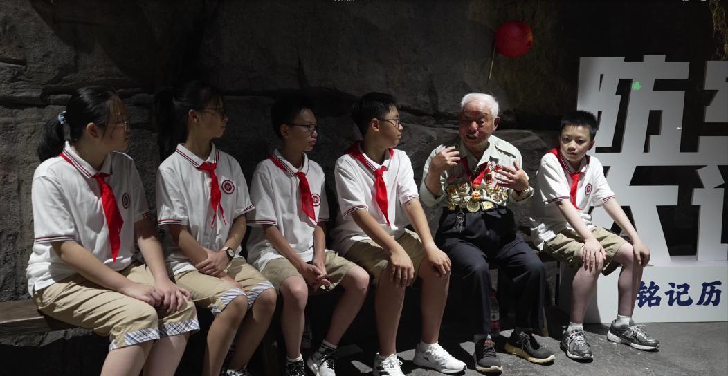 英雄老兵送上成长寄语。学校供图