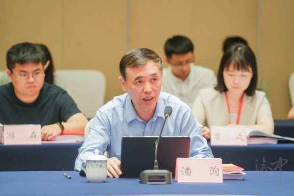 西南大学中国式现代化研究院执行院长、重庆红岩革命历史博物馆·西南大学国家革命文物协同研究中心主任、教授潘洵发言。罗云希摄