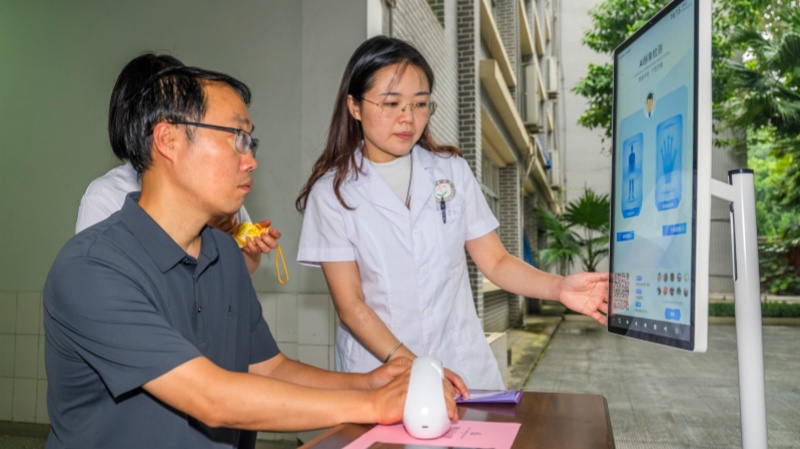 教师体验AI脉象检测设备。重庆市南川中学校供图