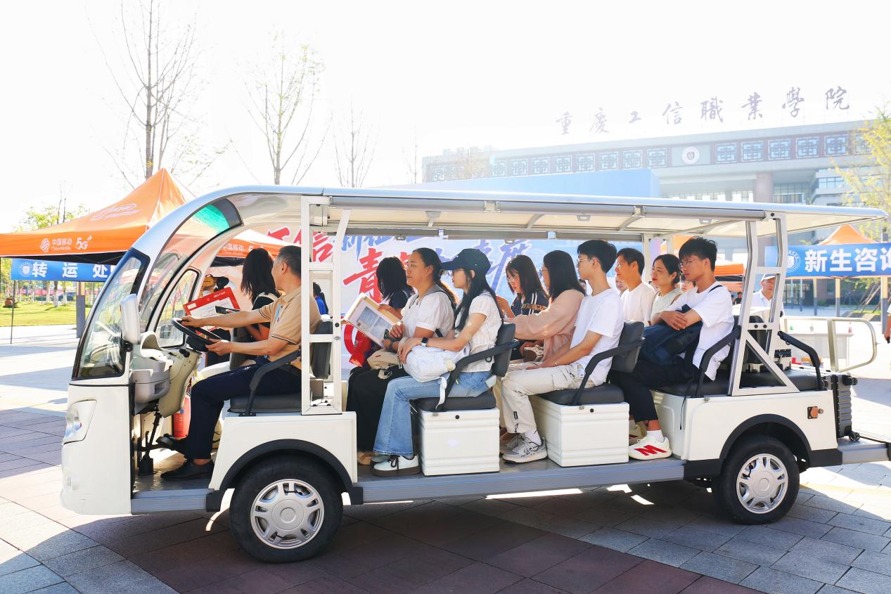 校园摆渡车。学校供图