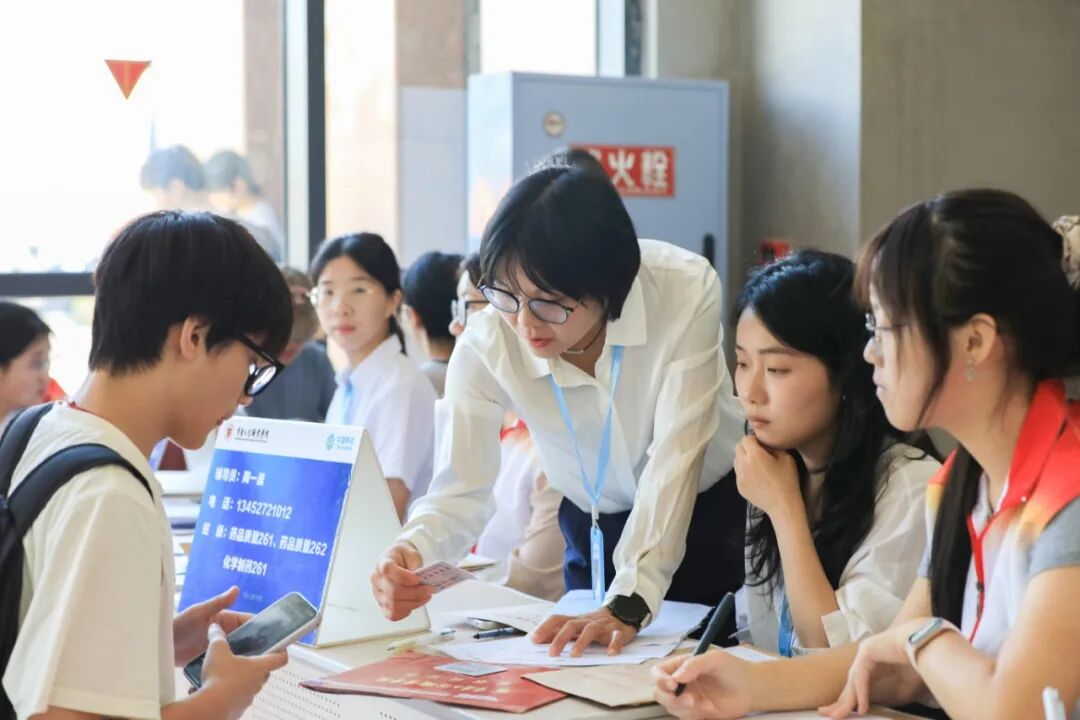 扫码注册。学校供图