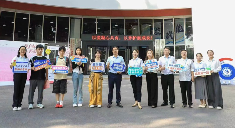 志愿者提前就位。学校供图