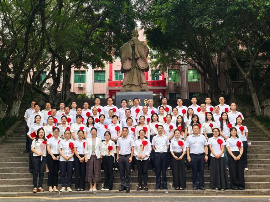 受表彰人员合影。学校供图