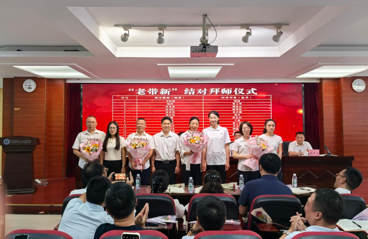 新老结对。学校供图