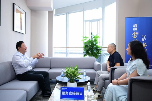 中國太保產險重慶分公司總經理汪長毓與客戶面對面交流。中國太保產險重慶分公司供圖