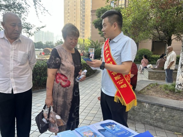 中國太保產險合川支公司工作人員在居民小區向群眾宣傳金融知識。中國太保產險重慶分公司供圖