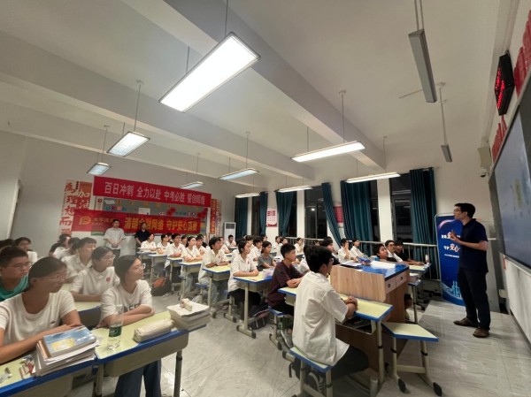 中國太保產險忠縣支公司員工在忠縣中學開展專題講座。中國太保產險重慶分公司供圖