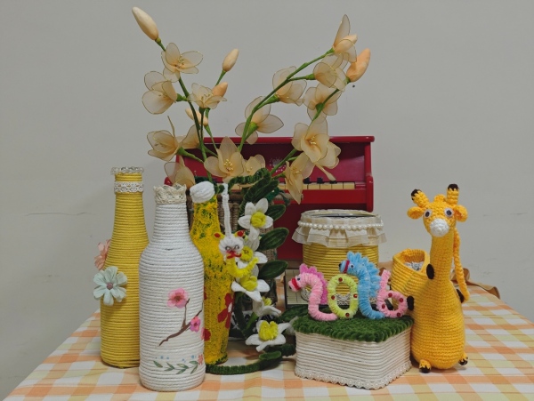 “巧手变废宝”手工作品展示。吕丽珊摄