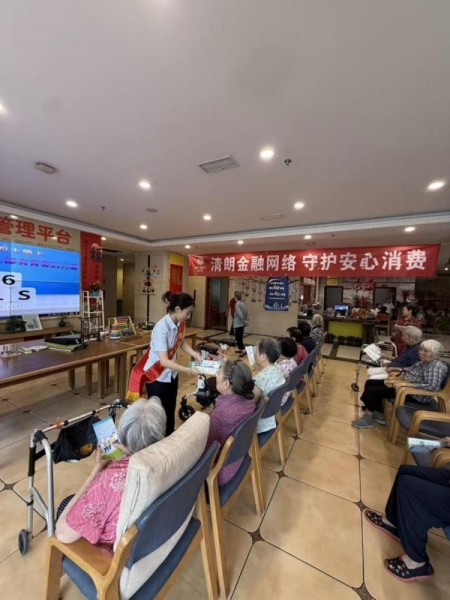 渝中支行開展金融教育宣傳活動。漢口銀行重慶分行供圖