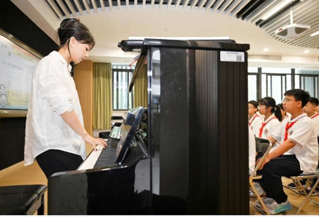 9月14日，陳垛爾在音樂課上彈奏鋼琴。記者 崔力 攝/視覺重慶