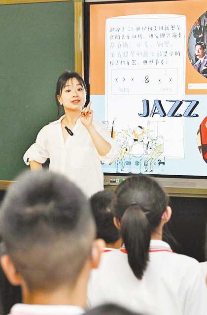 9月14日，陳垛爾在音樂課上帶領孩子們一起賞析各種類型的音樂。記者 崔力 攝/視覺重慶