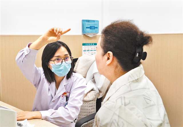 袁靳閑（左）為患者檢查身體情況。