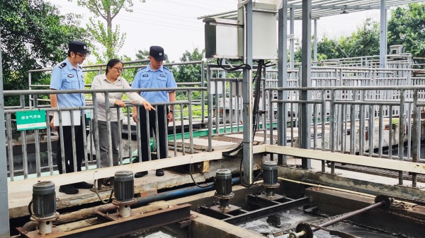民警进企检查。高新区公安分局供图
