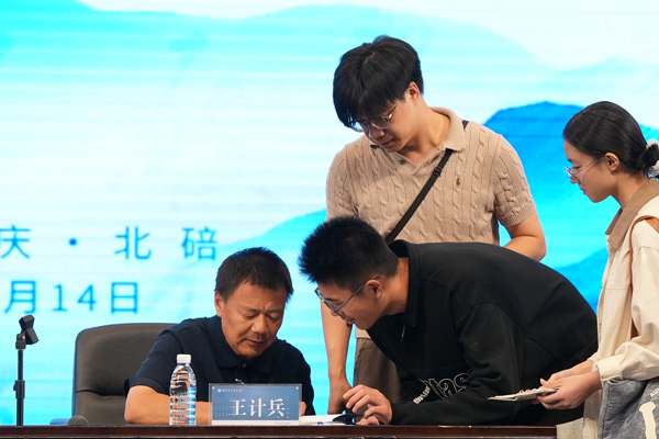 “外卖诗人”走进西南大学附中 分享诗歌、梦想与坚持