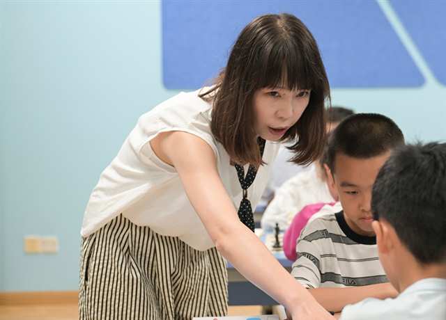 9月15日，劉璇指導孩子下棋。