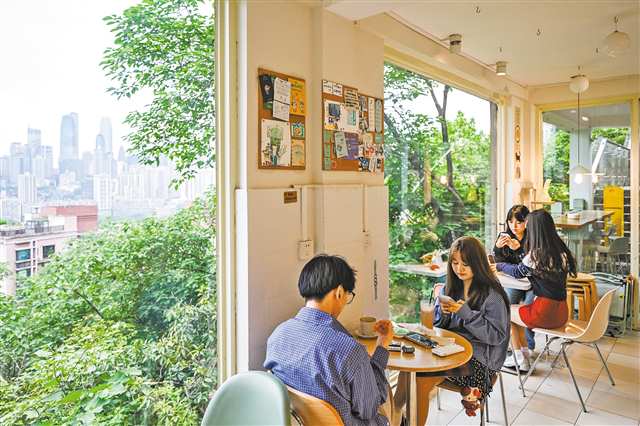 南岸區后堡社區，市民在網紅咖啡館休憩。（資料圖片）記者 謝智強 攝/視覺重慶