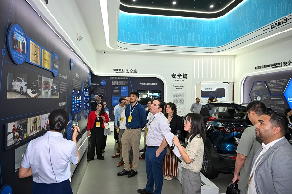 研修班考察參觀中國汽車工程研究院股份有限公司。重慶市市場監管局供圖