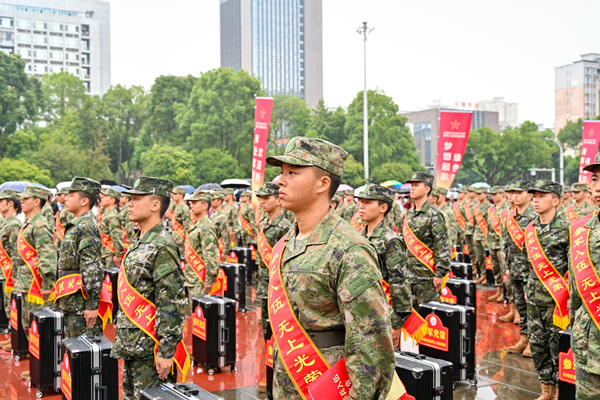 百余名新兵踏上強軍征程。長壽區委宣傳部供圖
