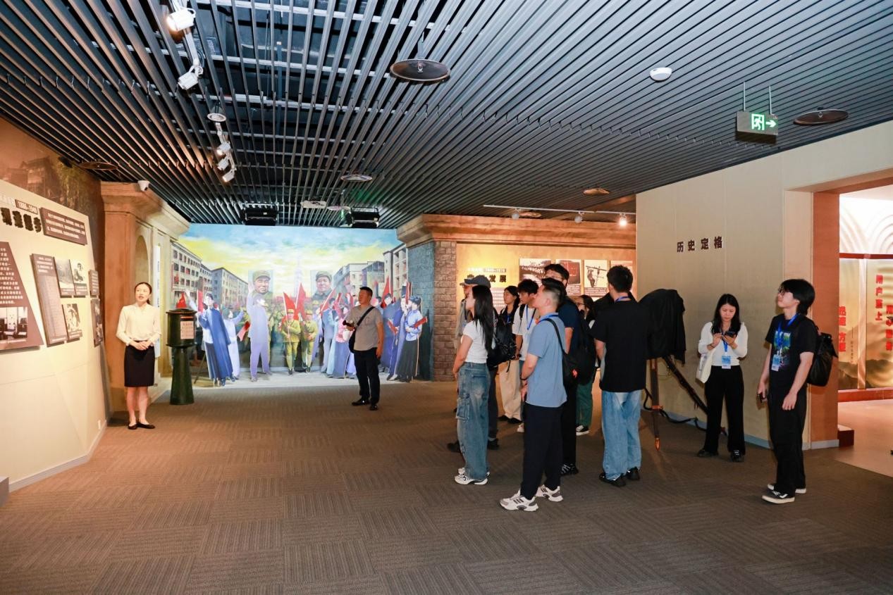 參訪團走進重慶電信博物館。重慶電信供圖