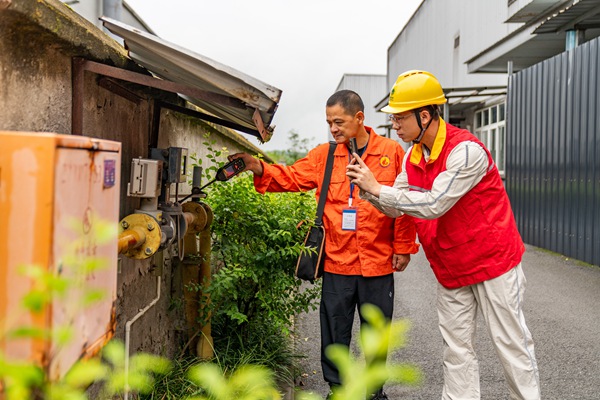 榮昌水電氣紅岩服務隊對企業燃氣管道開展漏氣檢查。國網重慶永川供電公司供圖
