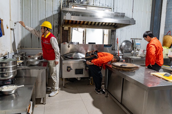 榮昌水電氣紅岩服務隊對企業廚房開展檢查。國網重慶永川供電公司供圖
