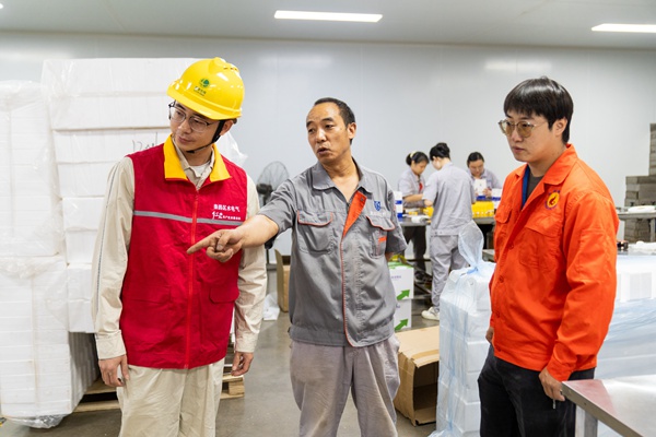 榮昌水電氣紅岩服務隊向企業員工宣講安全用能知識。國網重慶永川供電公司供圖