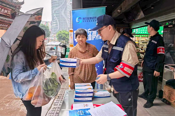 义警参与法制宣传工作。渝中区委宣传部供图